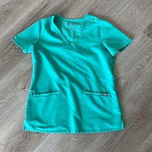 Wear Figs XS scrub top surgical green